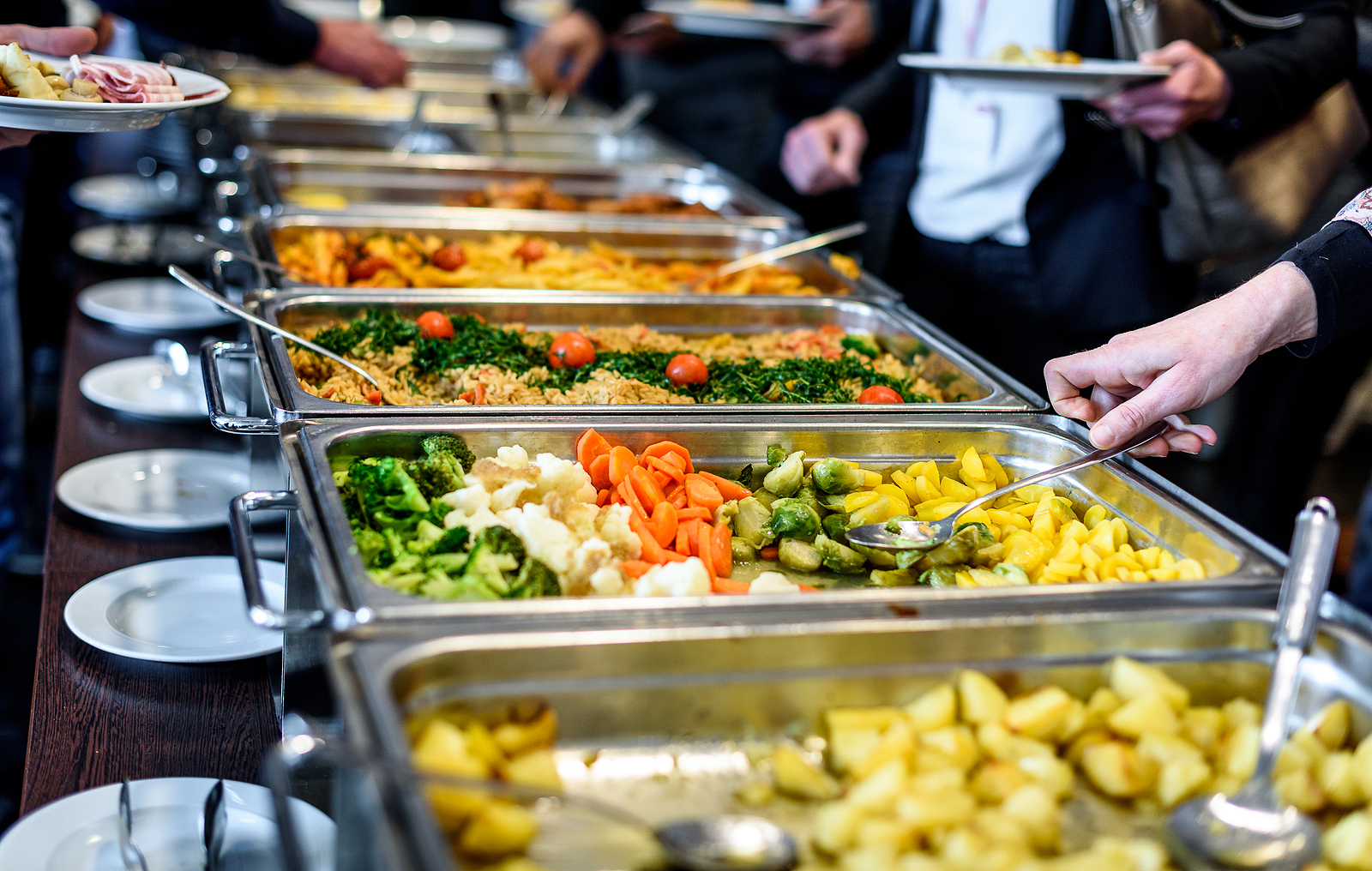 Container mit Essen am Büffet