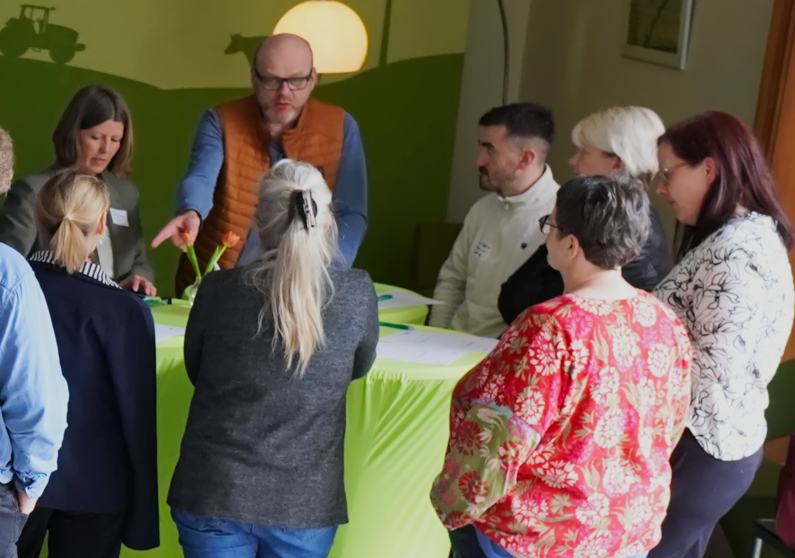 Menschen diskutieren miteinander
